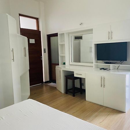 White House Hotel Mirissa Bagian luar foto