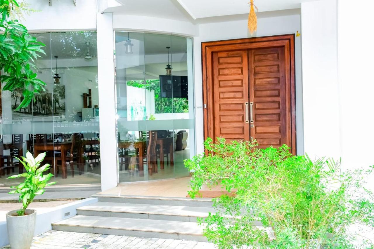 White House Hotel Mirissa Bagian luar foto