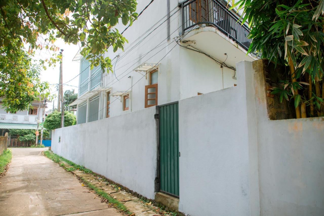 White House Hotel Mirissa Bagian luar foto