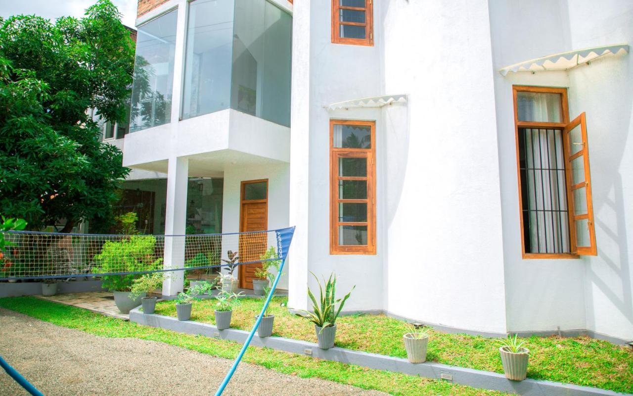 White House Hotel Mirissa Bagian luar foto