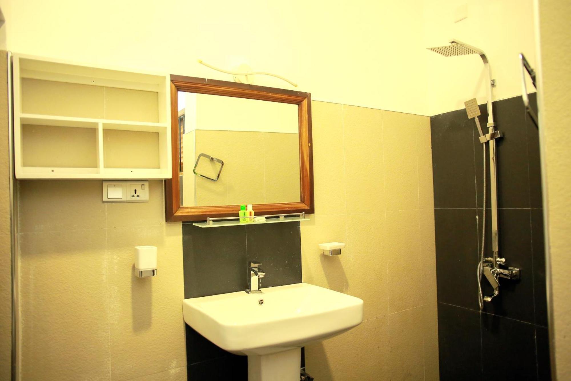 White House Hotel Mirissa Bagian luar foto