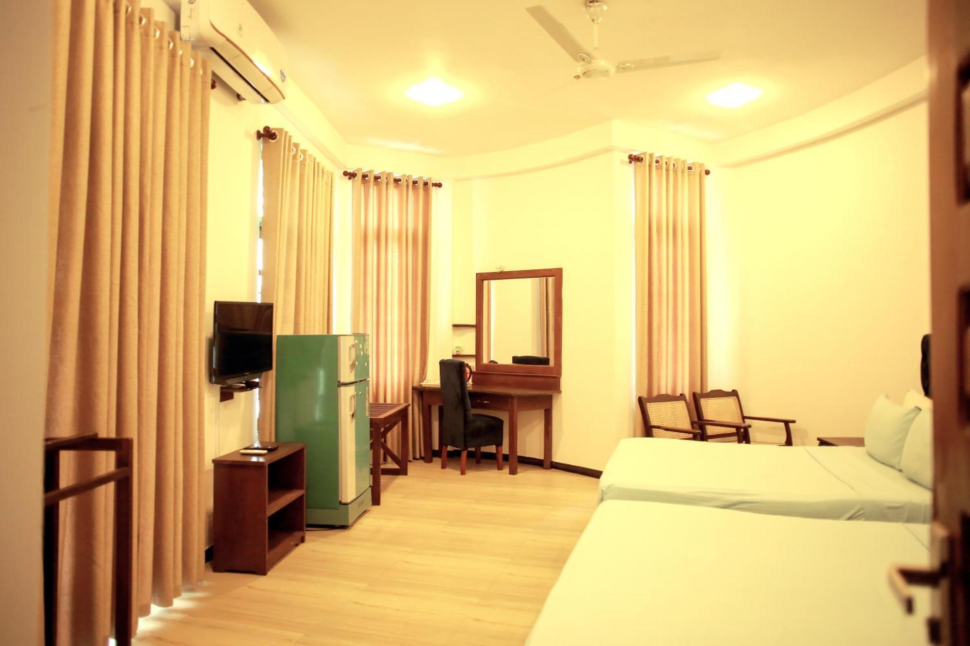 White House Hotel Mirissa Bagian luar foto