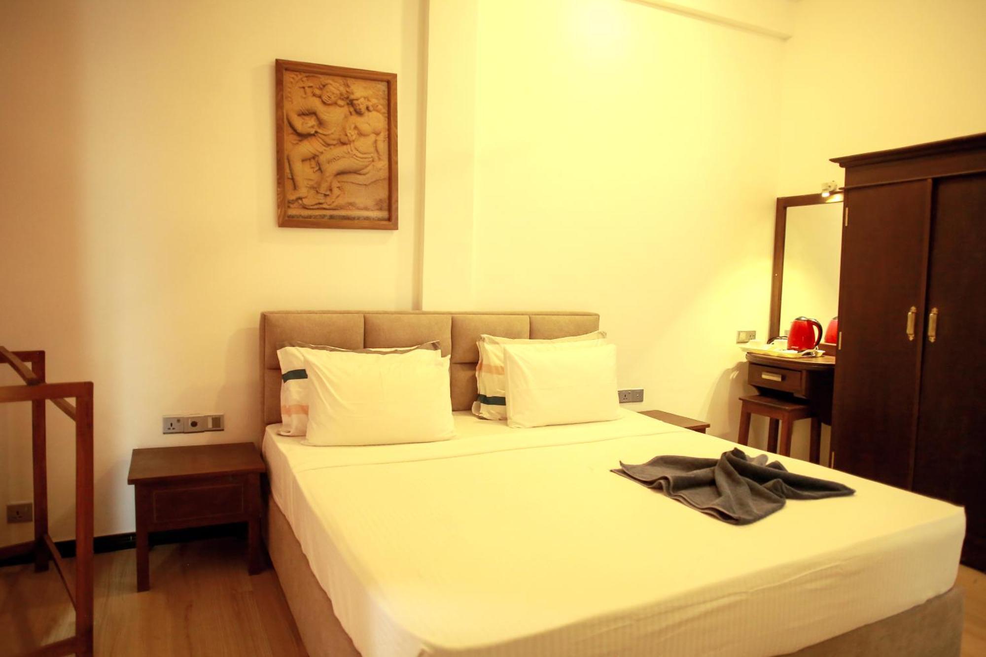 White House Hotel Mirissa Bagian luar foto