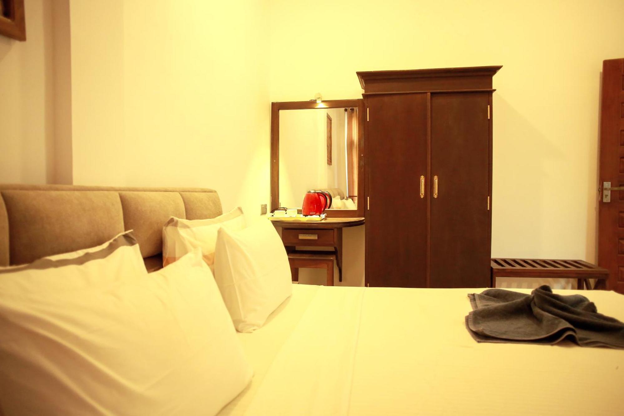 White House Hotel Mirissa Bagian luar foto