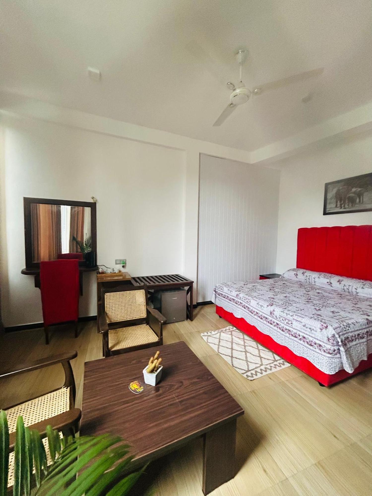 White House Hotel Mirissa Bagian luar foto